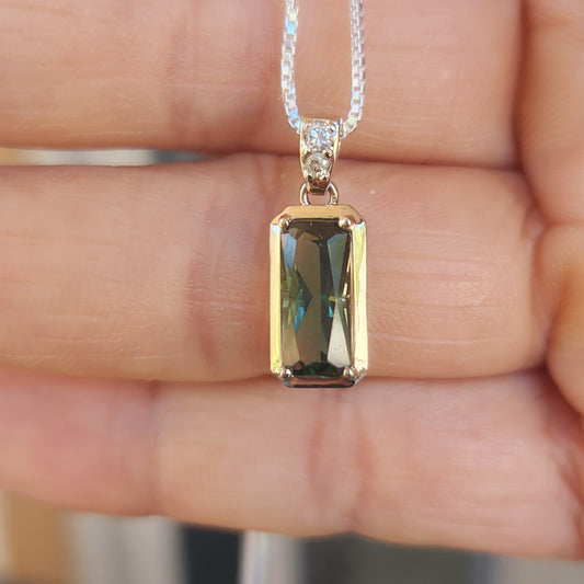 Oregon Sunstone Pendant set in 14 kt white Gold