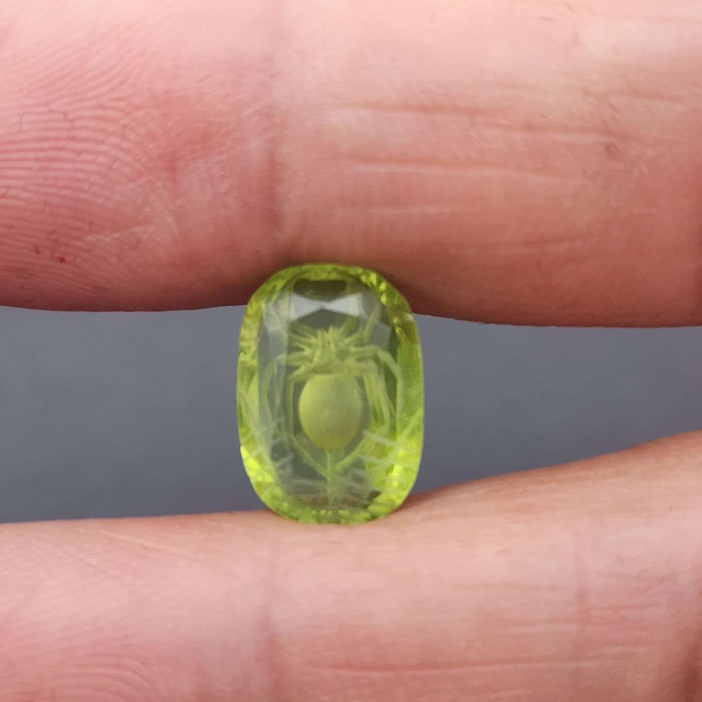 Peridot spider Carving 4.89 ct