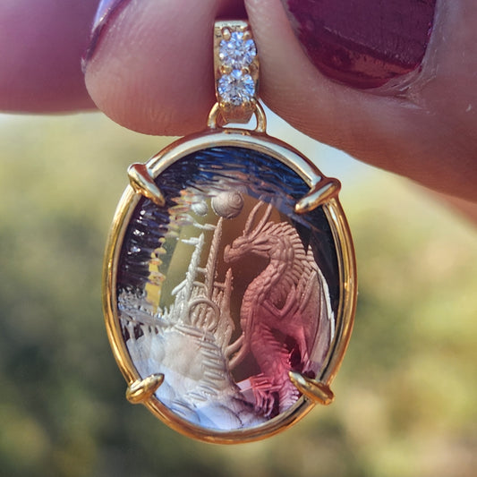 11.58 ct Oregon Sunstone Pendant 14 kt gold with Diamonds.