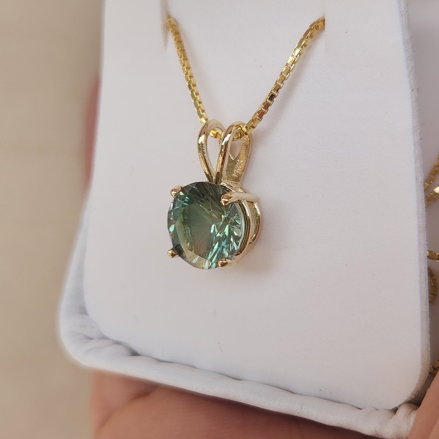 2 ct Green Oregon Sunstone Pendant set in 14 kt Gold