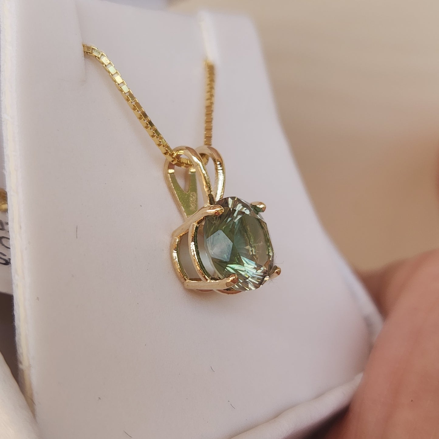 2 ct Green Oregon Sunstone Pendant set in 14 kt Gold