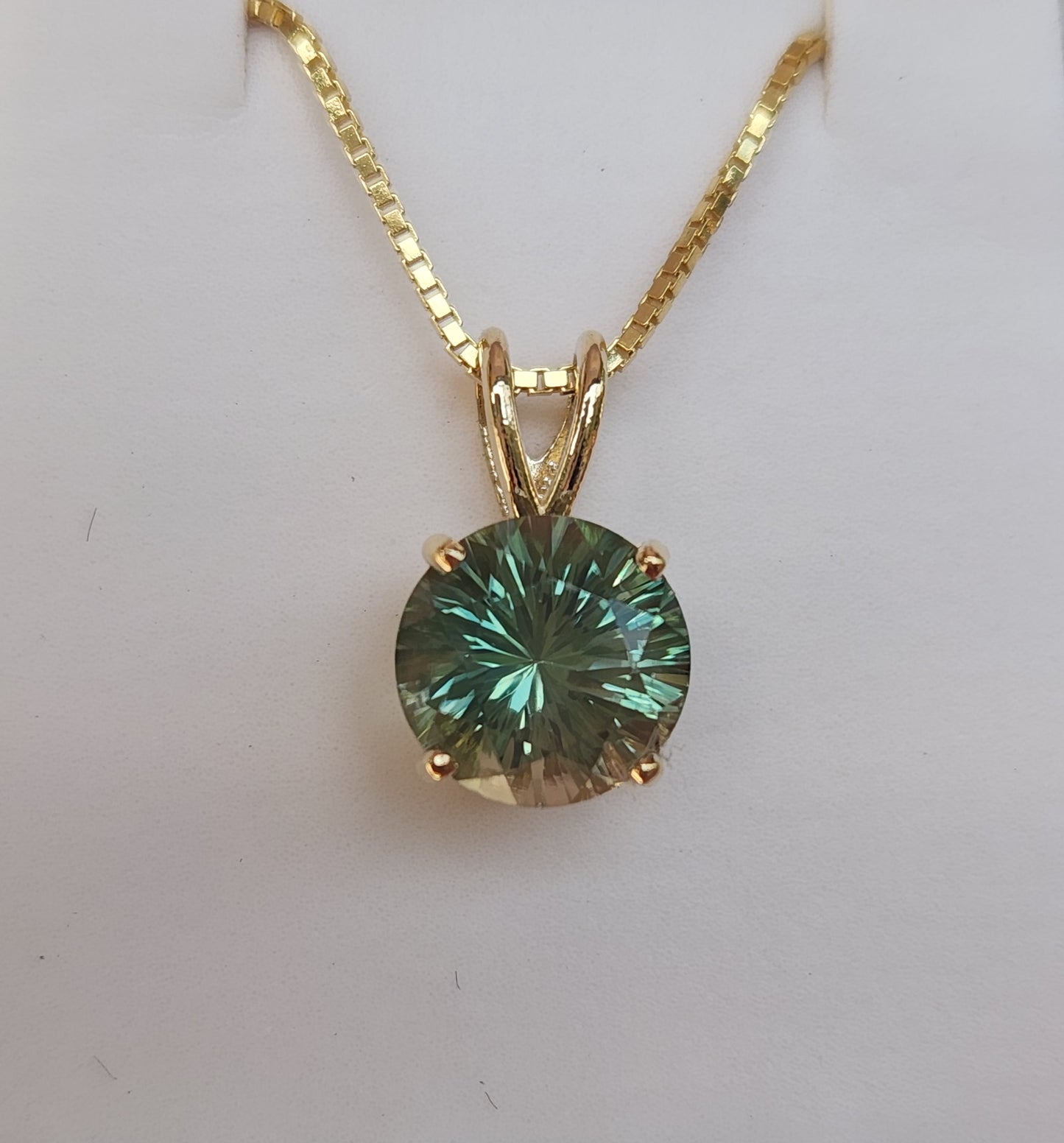2 ct Green Oregon Sunstone Pendant set in 14 kt Gold