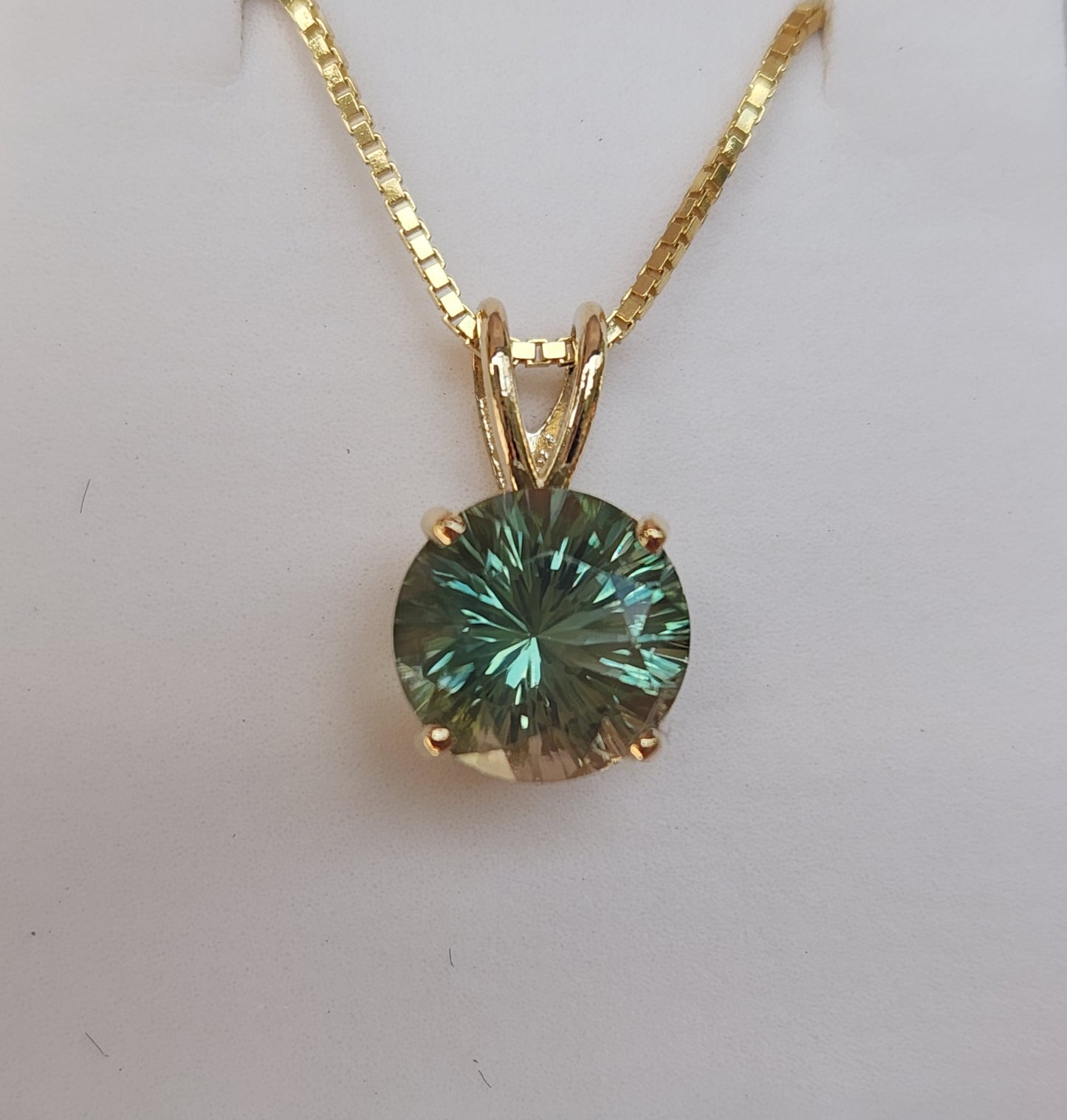 2 ct Green Oregon Sunstone Pendant set in 14 kt Gold
