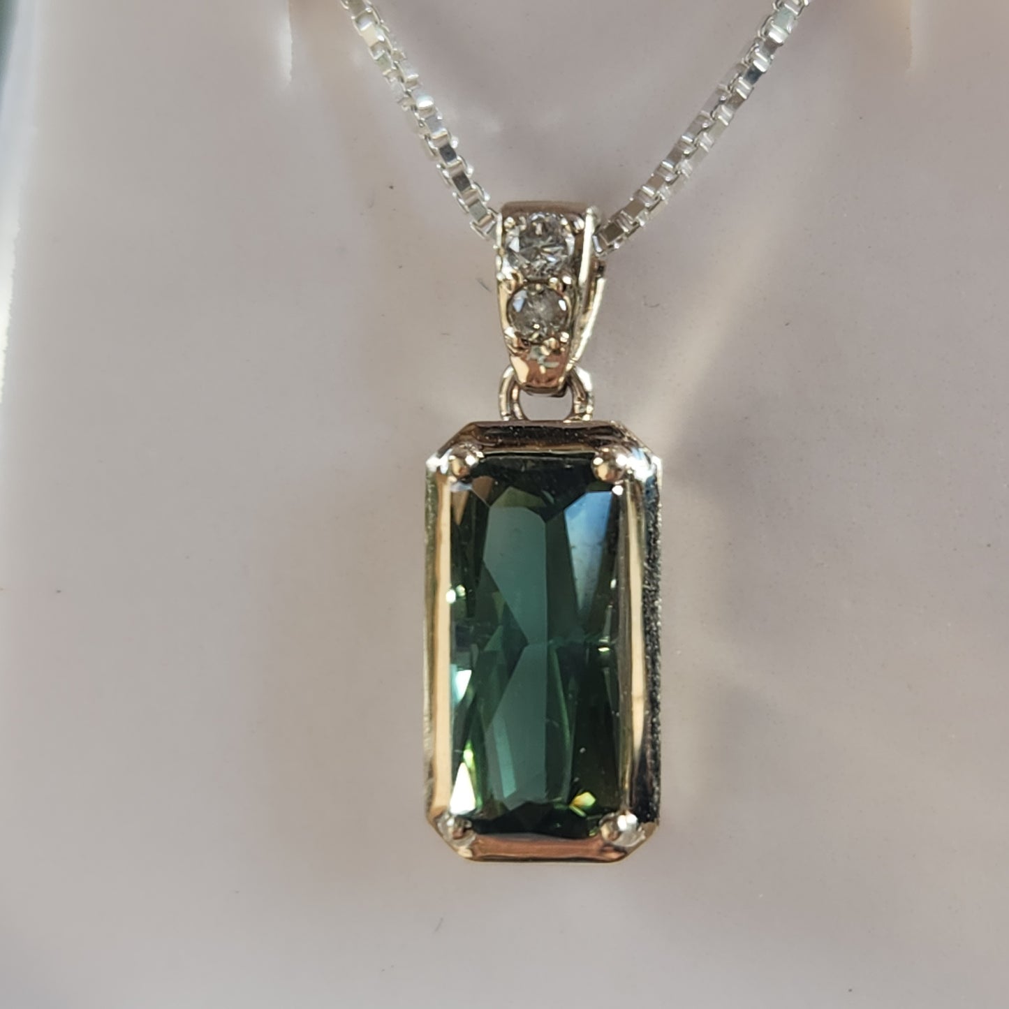 Oregon Sunstone Pendant set in 14 kt white Gold
