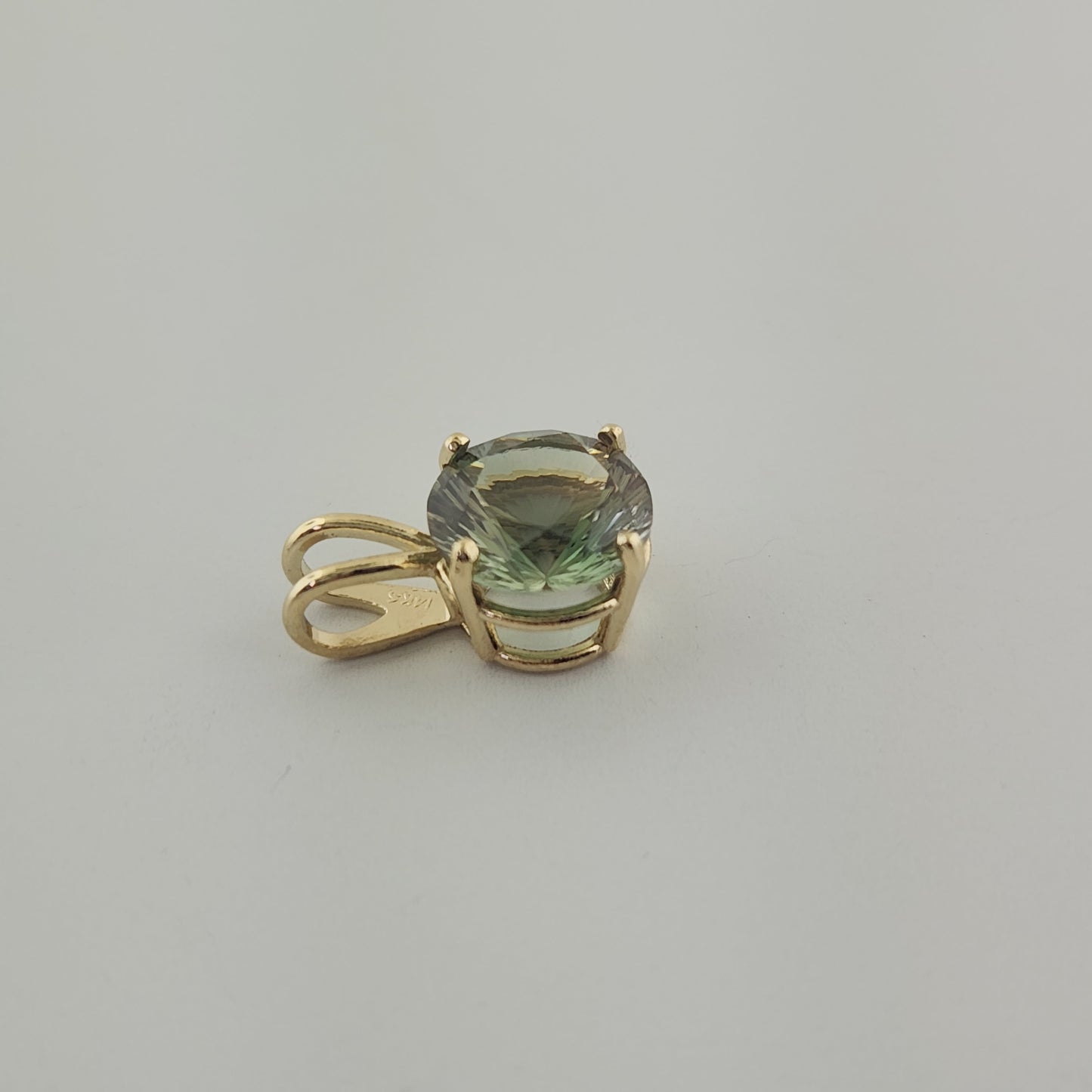 2 ct Green Oregon Sunstone Pendant set in 14 kt Gold