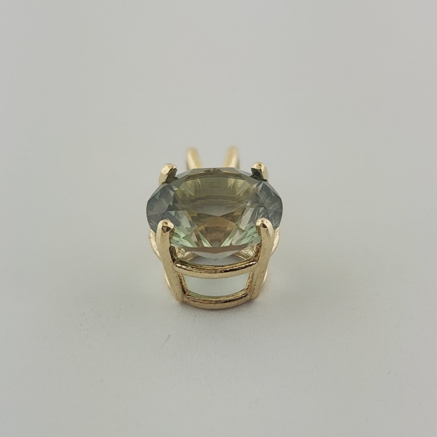 2 ct Green Oregon Sunstone Pendant set in 14 kt Gold