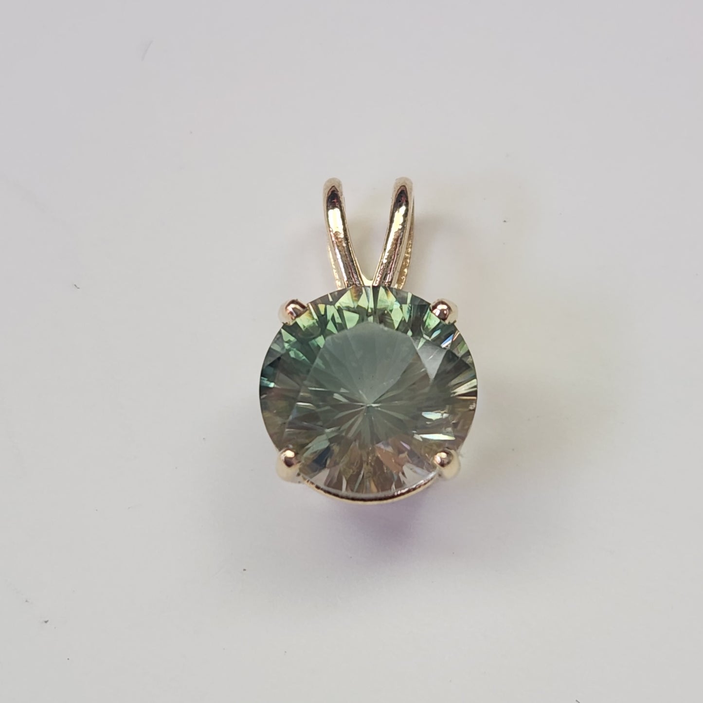 2 ct Green Oregon Sunstone Pendant set in 14 kt Gold