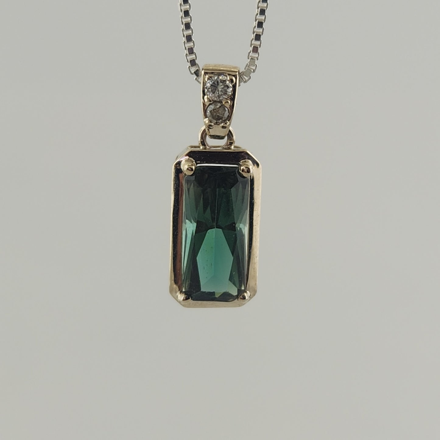 Oregon Sunstone Pendant set in 14 kt white Gold