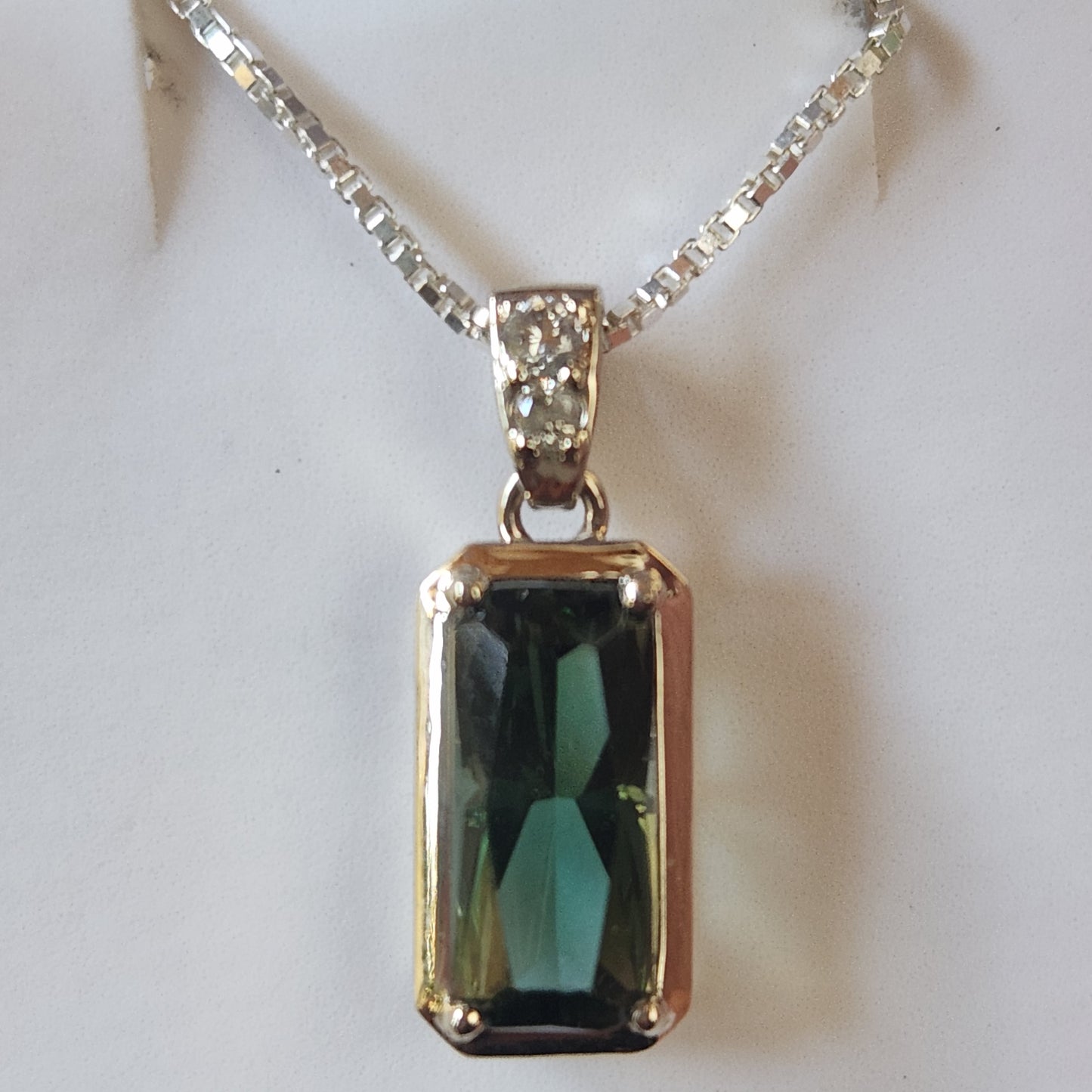 Oregon Sunstone Pendant set in 14 kt white Gold