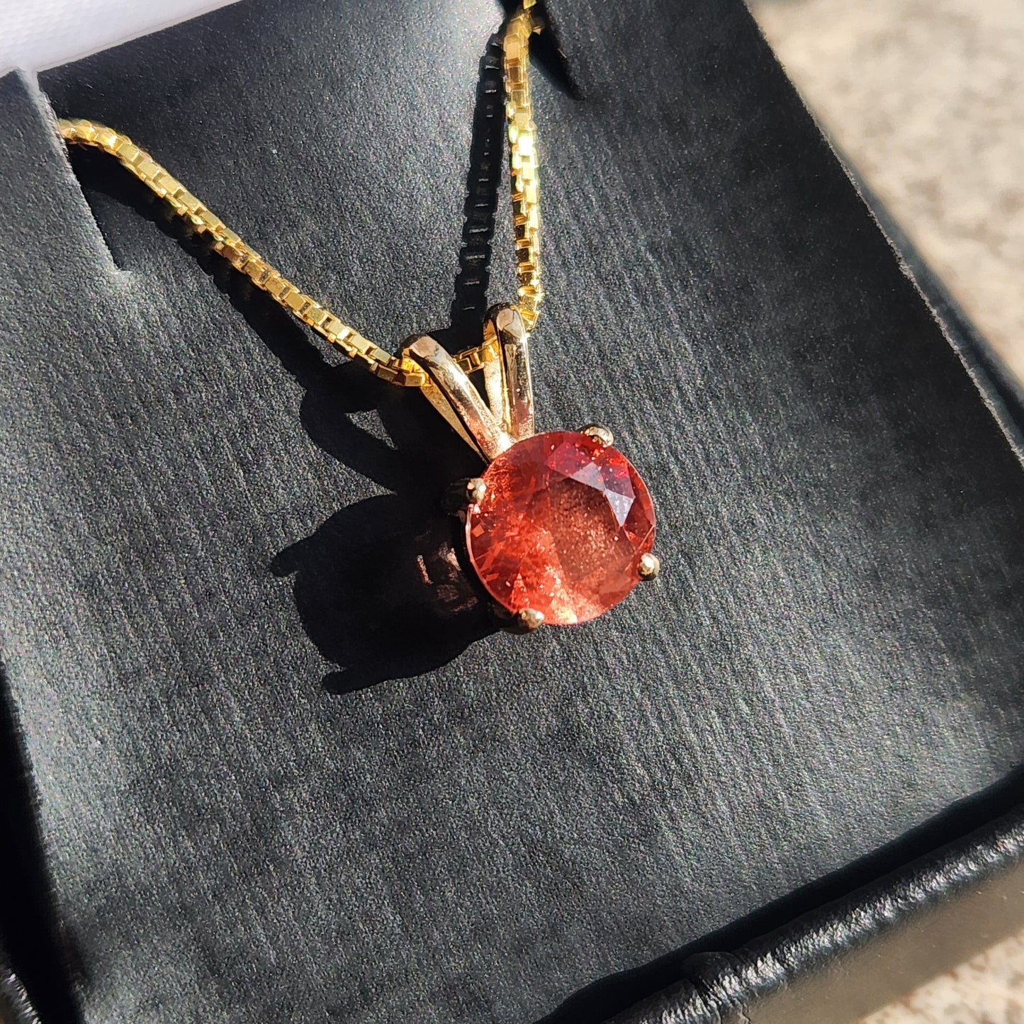 Oregon Sunstone Pendant 14 kt Gold 0.96 ct