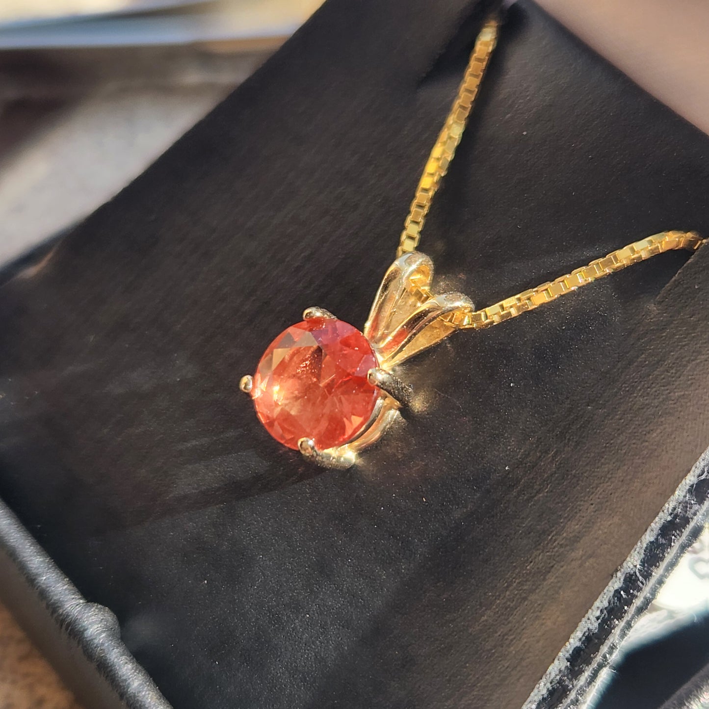 Oregon Sunstone Pendant 14 kt Gold 0.96 ct