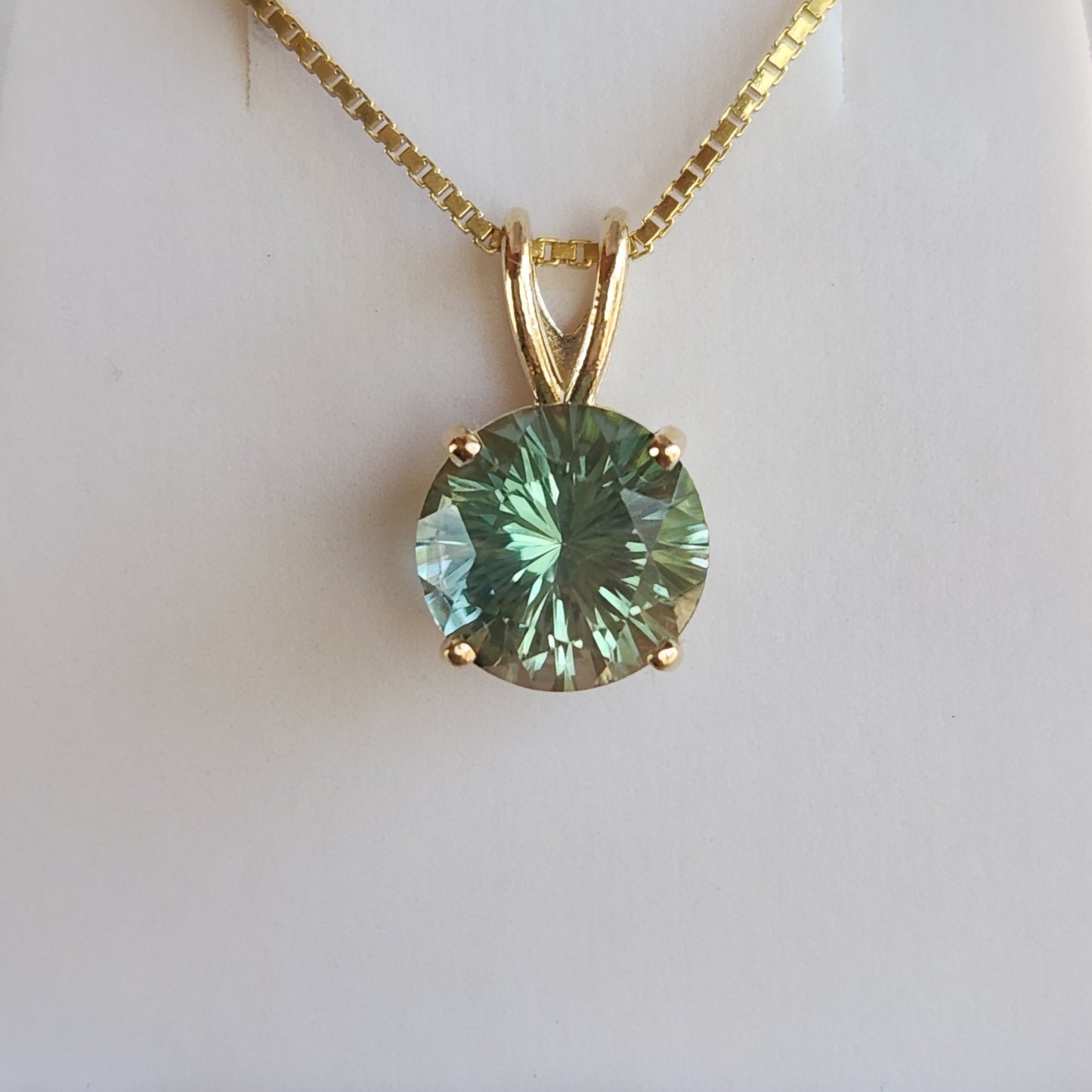2 ct Green Oregon Sunstone Pendant set in 14 kt Gold