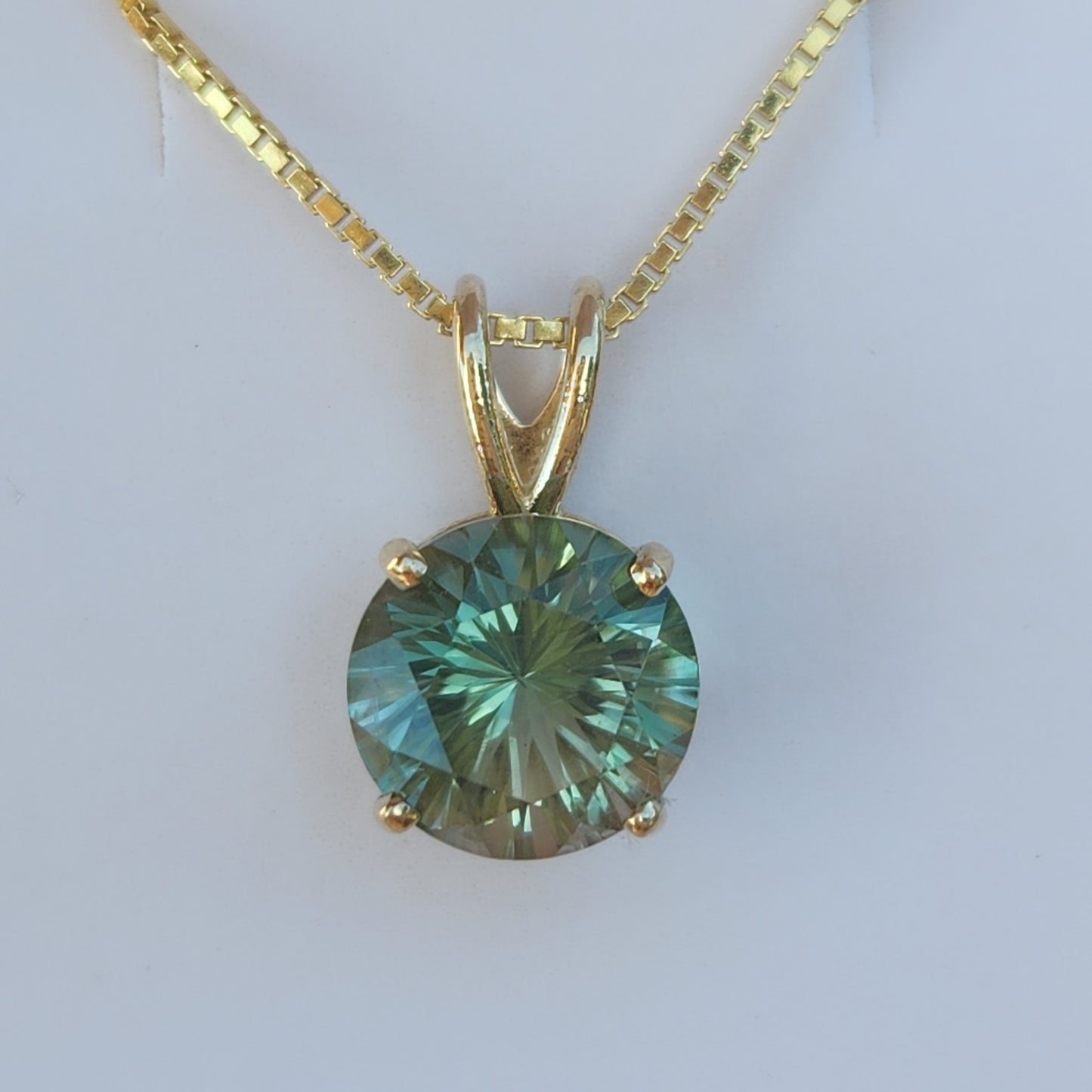 2 ct Green Oregon Sunstone Pendant set in 14 kt Gold