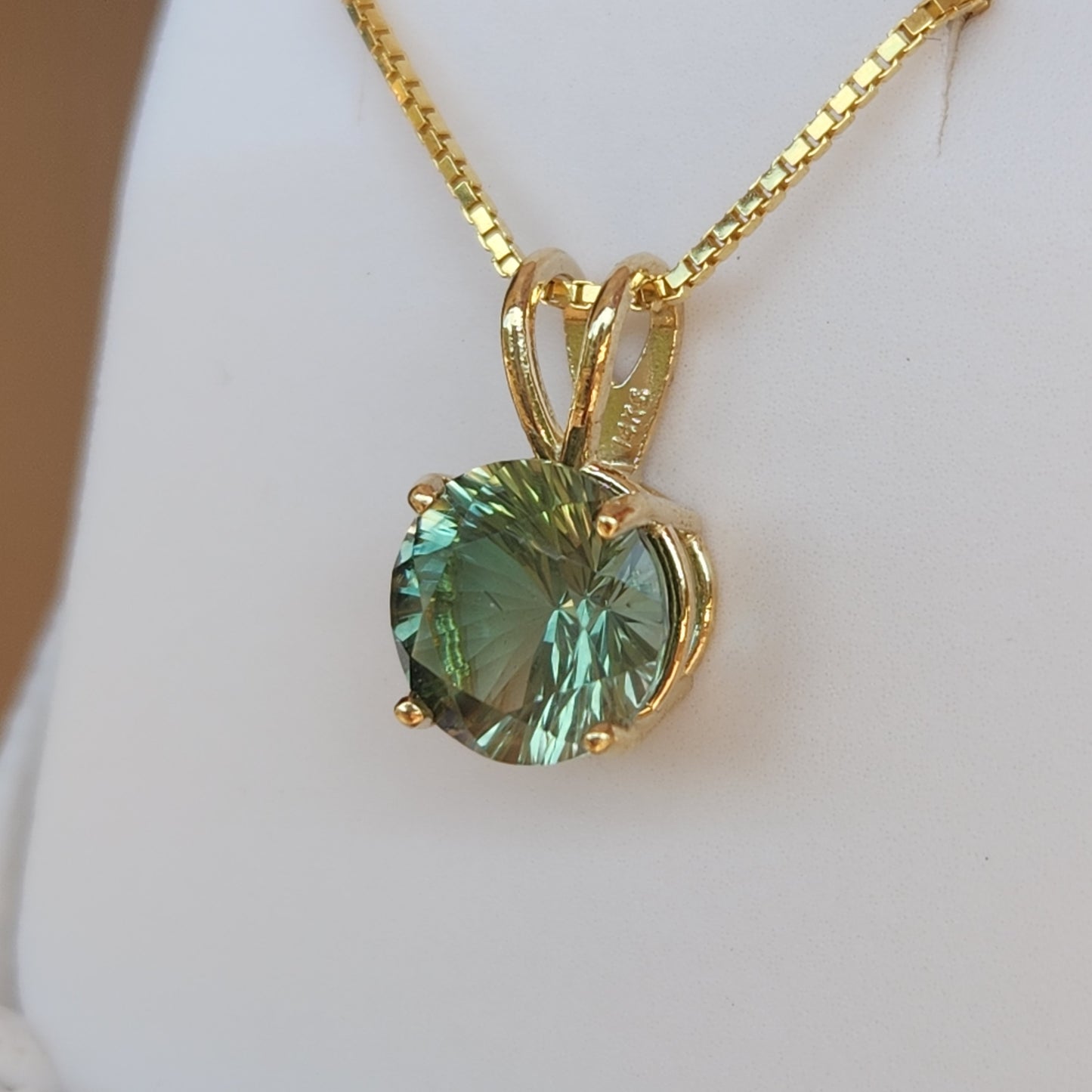 2 ct Green Oregon Sunstone Pendant set in 14 kt Gold
