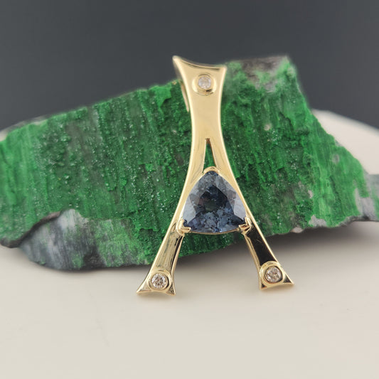 Blue Spinel Pendant set in 18kt yellow gold and Diamonds