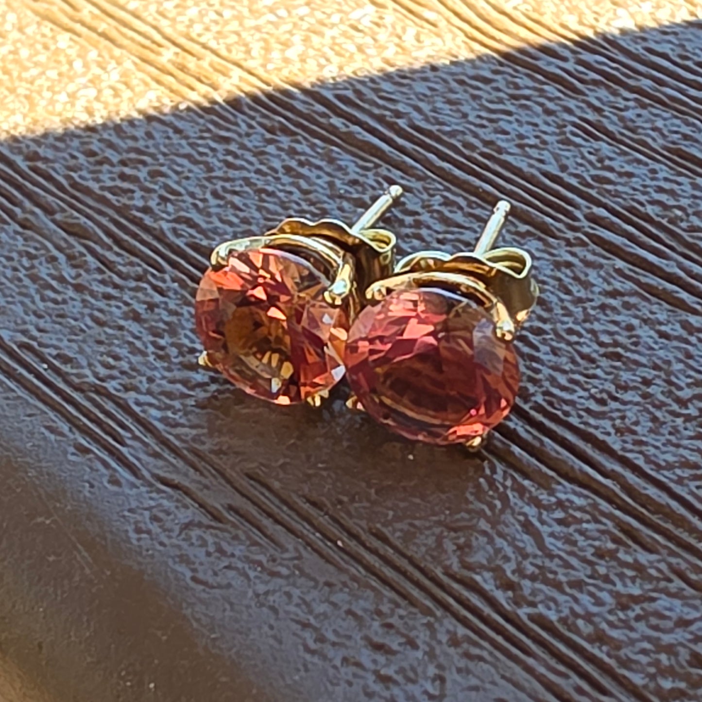 Oregon Sunstones 2.24 ct Earrings 14ky gold 7 x 7 mm