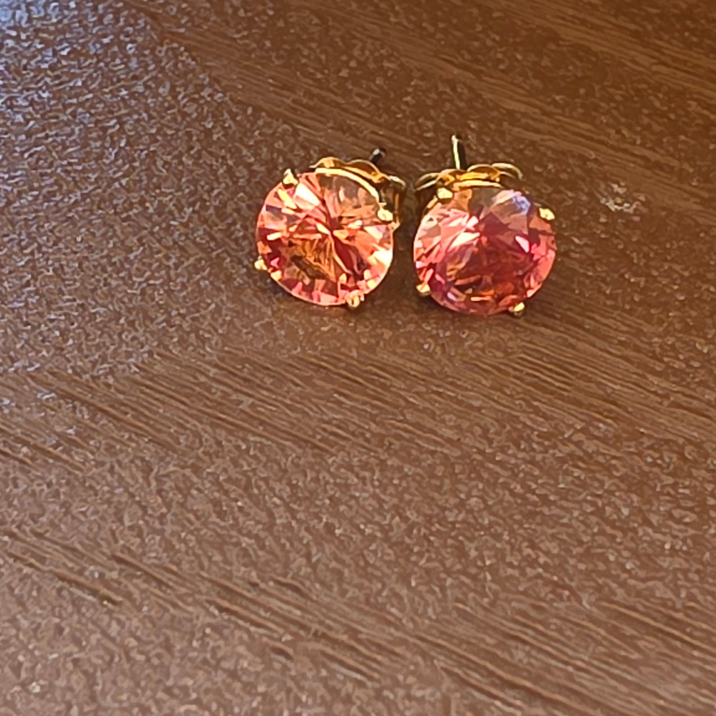 Oregon Sunstones 2.24 ct Earrings 14ky gold 7 x 7 mm