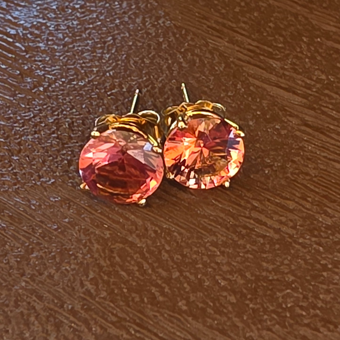 Oregon Sunstones 2.24 ct Earrings 14ky gold 7 x 7 mm