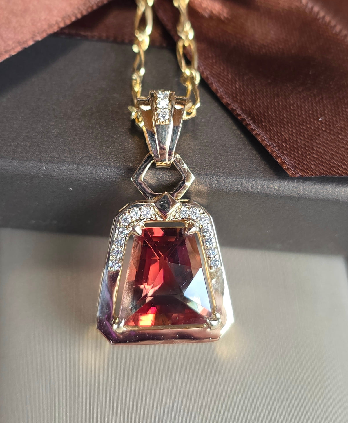 Oregon Sunstone 4.35 ct 14 kt gold Pendant