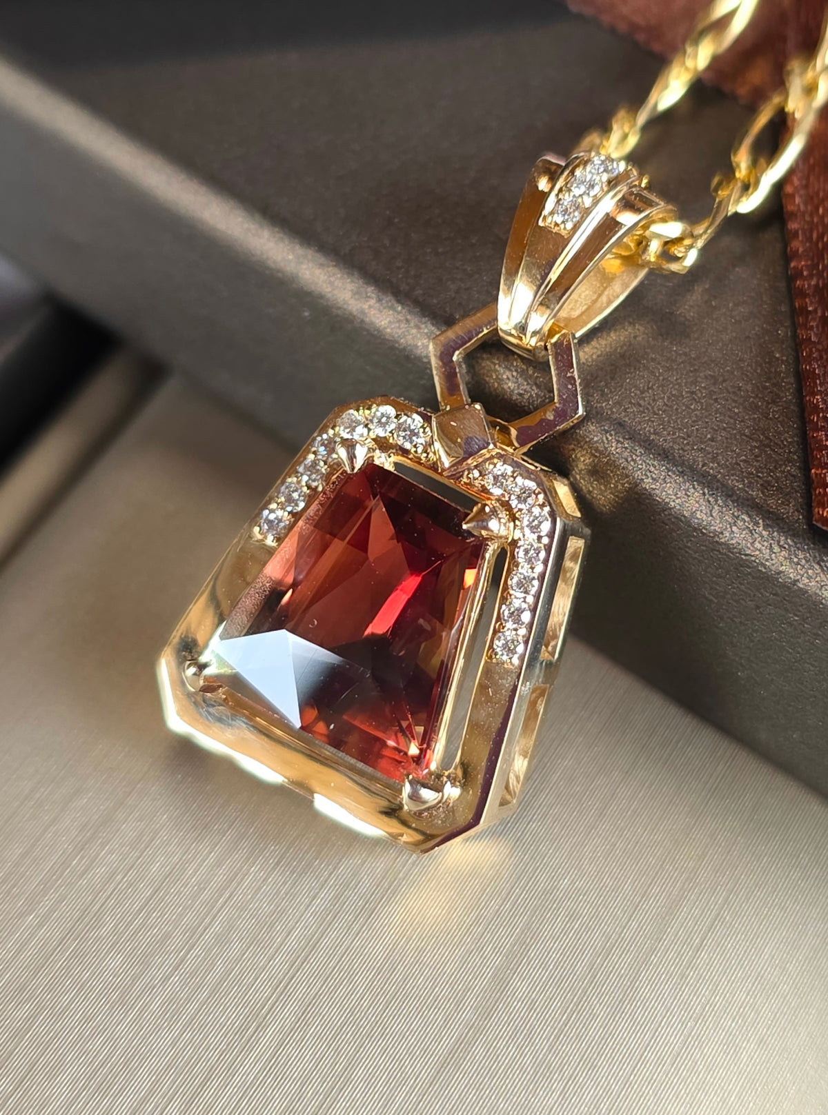 Oregon Sunstone 4.35 ct 14 kt gold Pendant