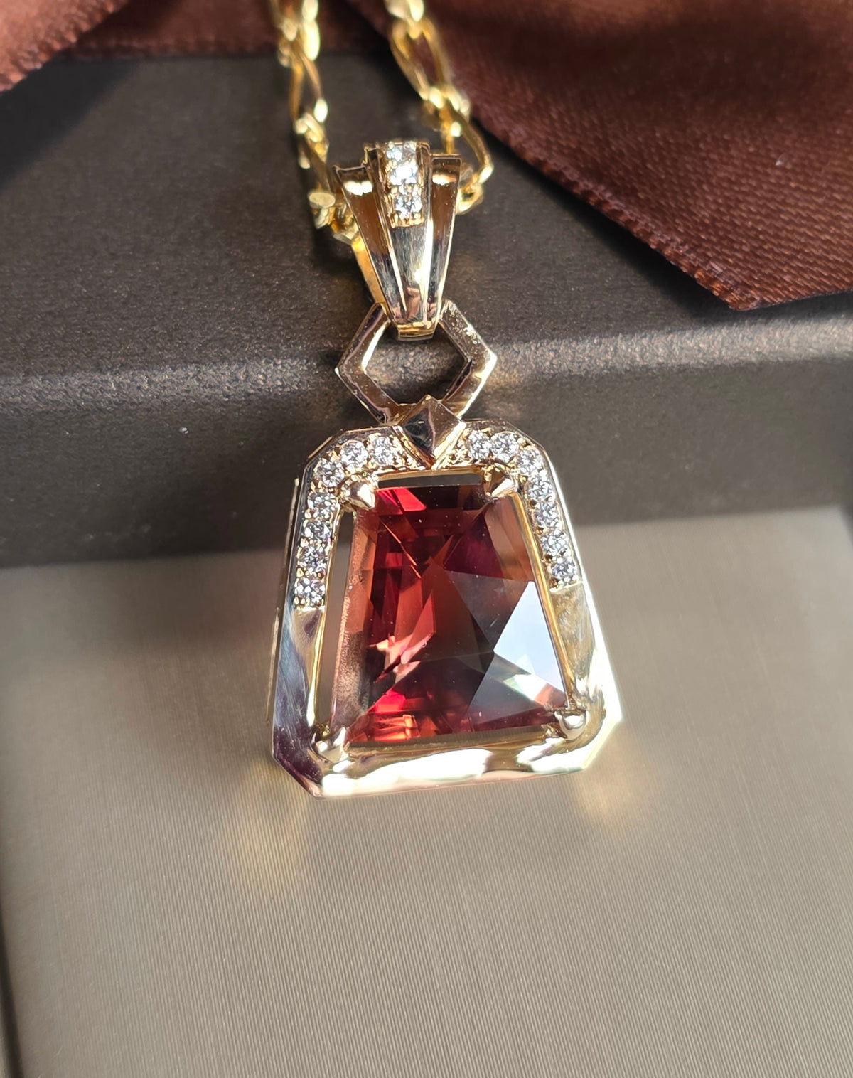 Oregon Sunstone 4.35 ct 14 kt gold Pendant
