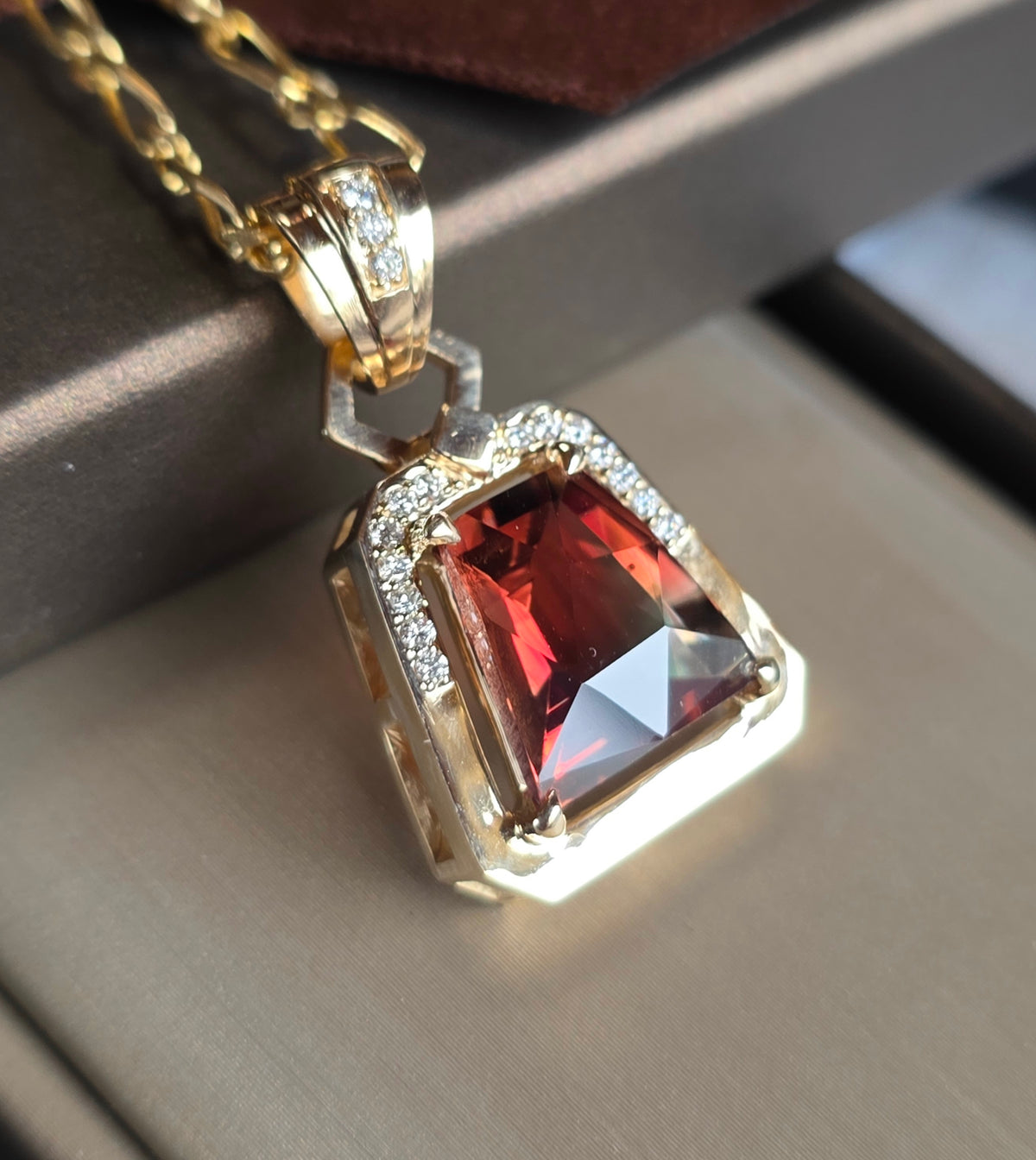 Oregon Sunstone 4.35 ct 14 kt gold Pendant