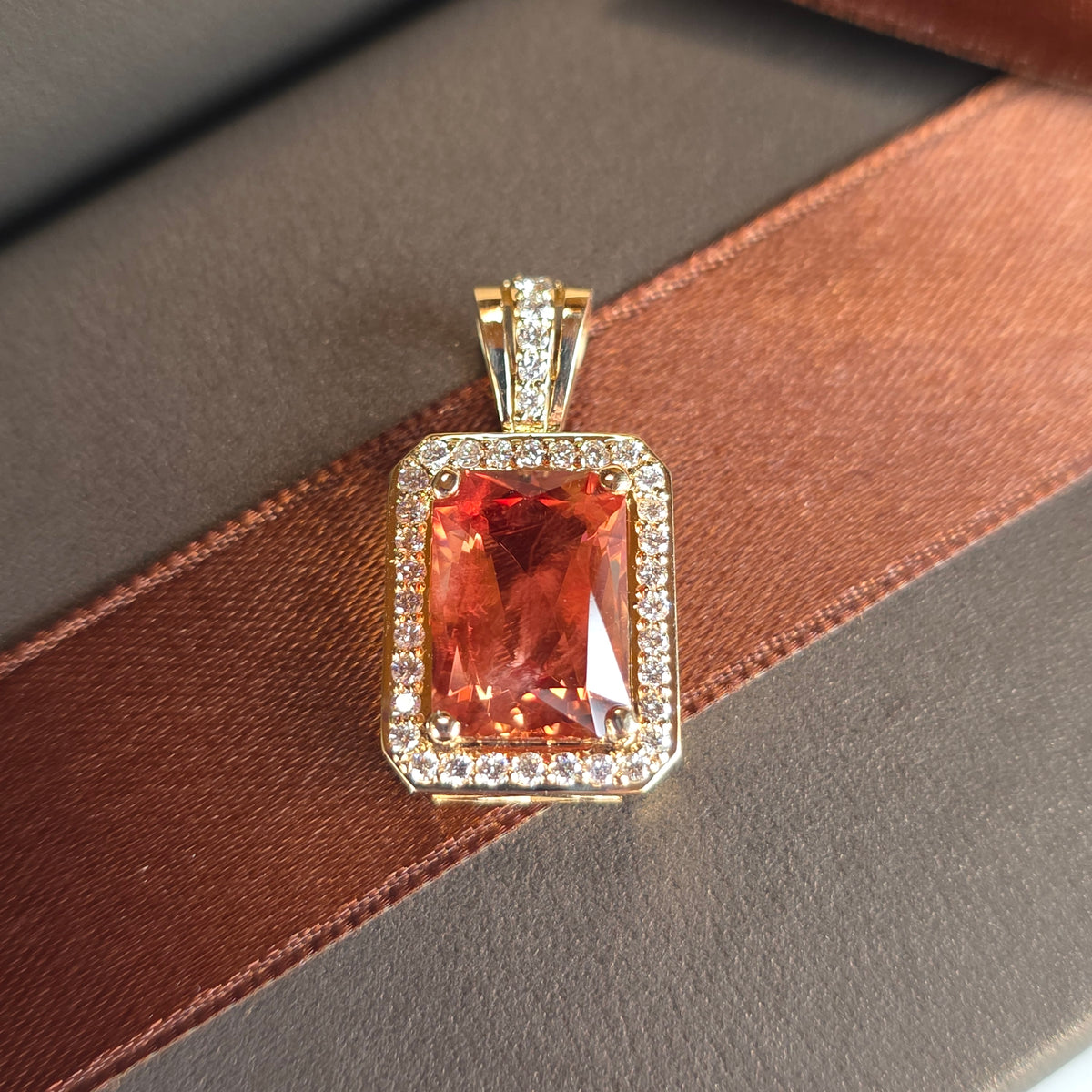 14 kt Gold Oregon Pendant Sunstone: 5.16 ct