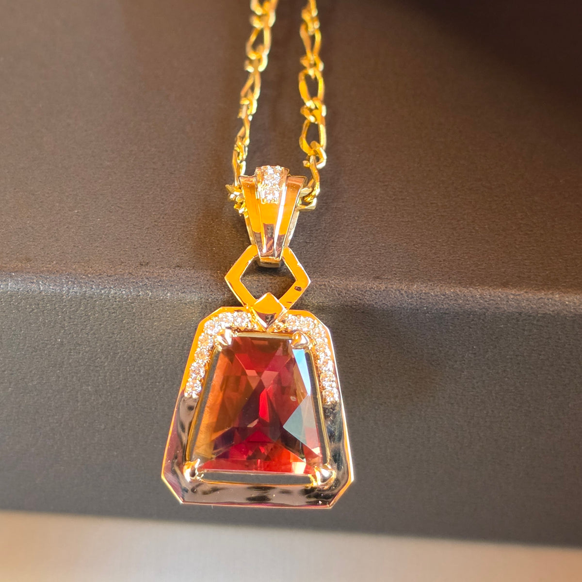 Oregon Sunstone 4.35 ct 14 kt gold Pendant