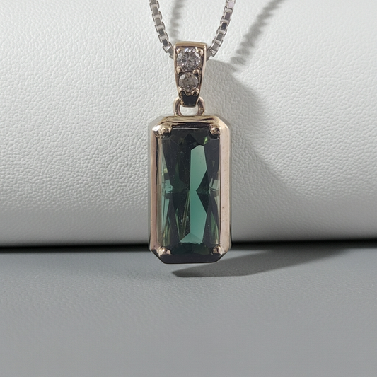 Oregon Sunstone Pendant set in 14 kt white Gold