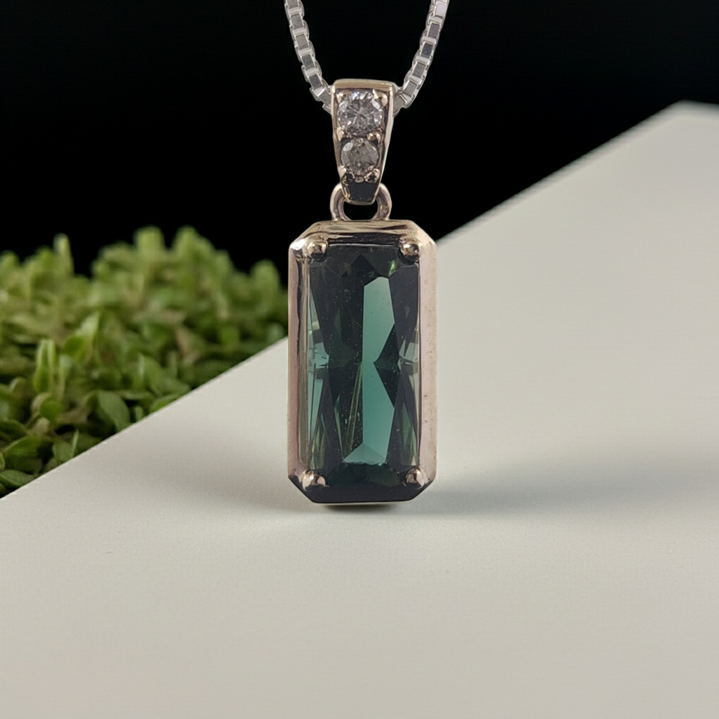 Oregon Sunstone Pendant set in 14 kt white Gold