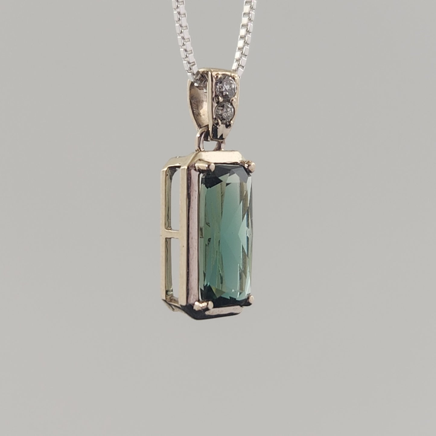 Oregon Sunstone Pendant set in 14 kt white Gold