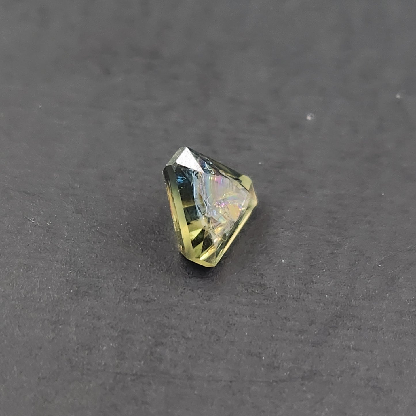 1.7 ct Bicolor Sapphire Facet
