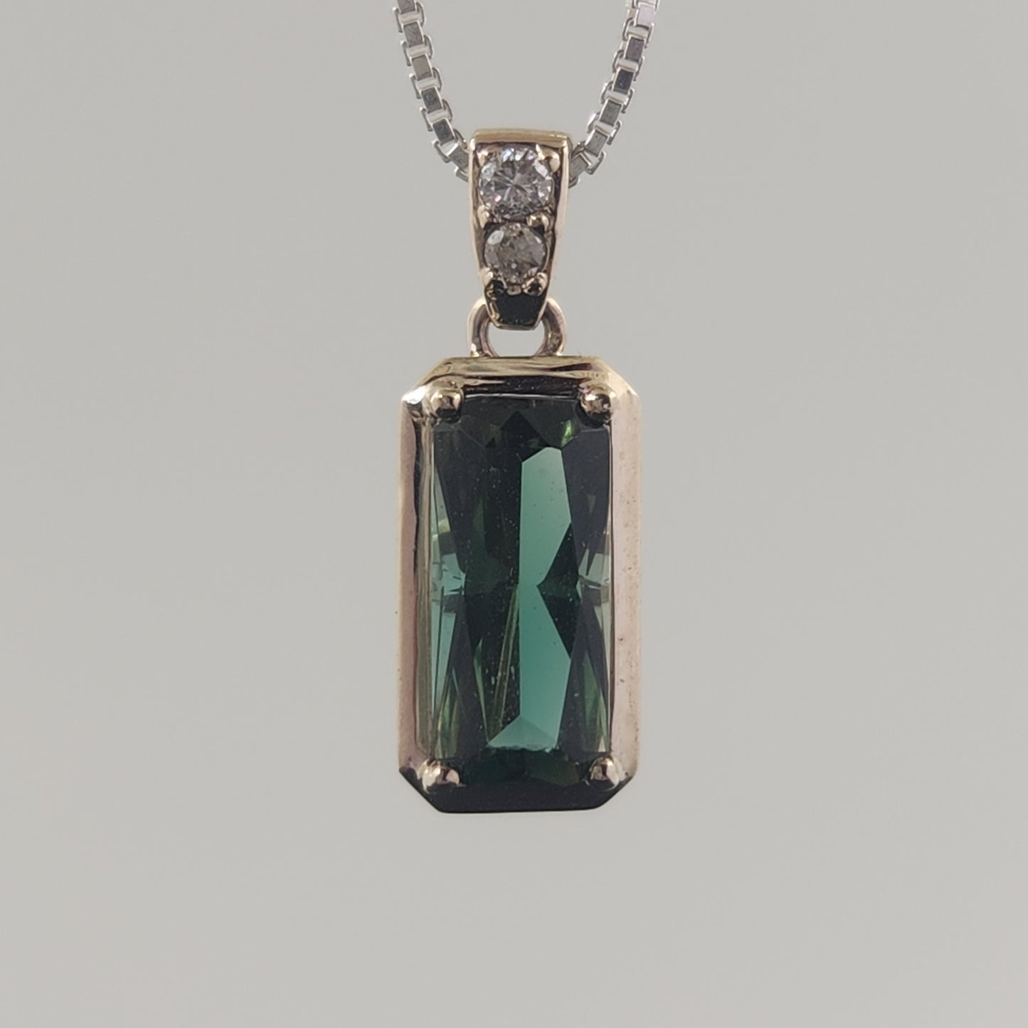 Oregon Sunstone Pendant set in 14 kt white Gold