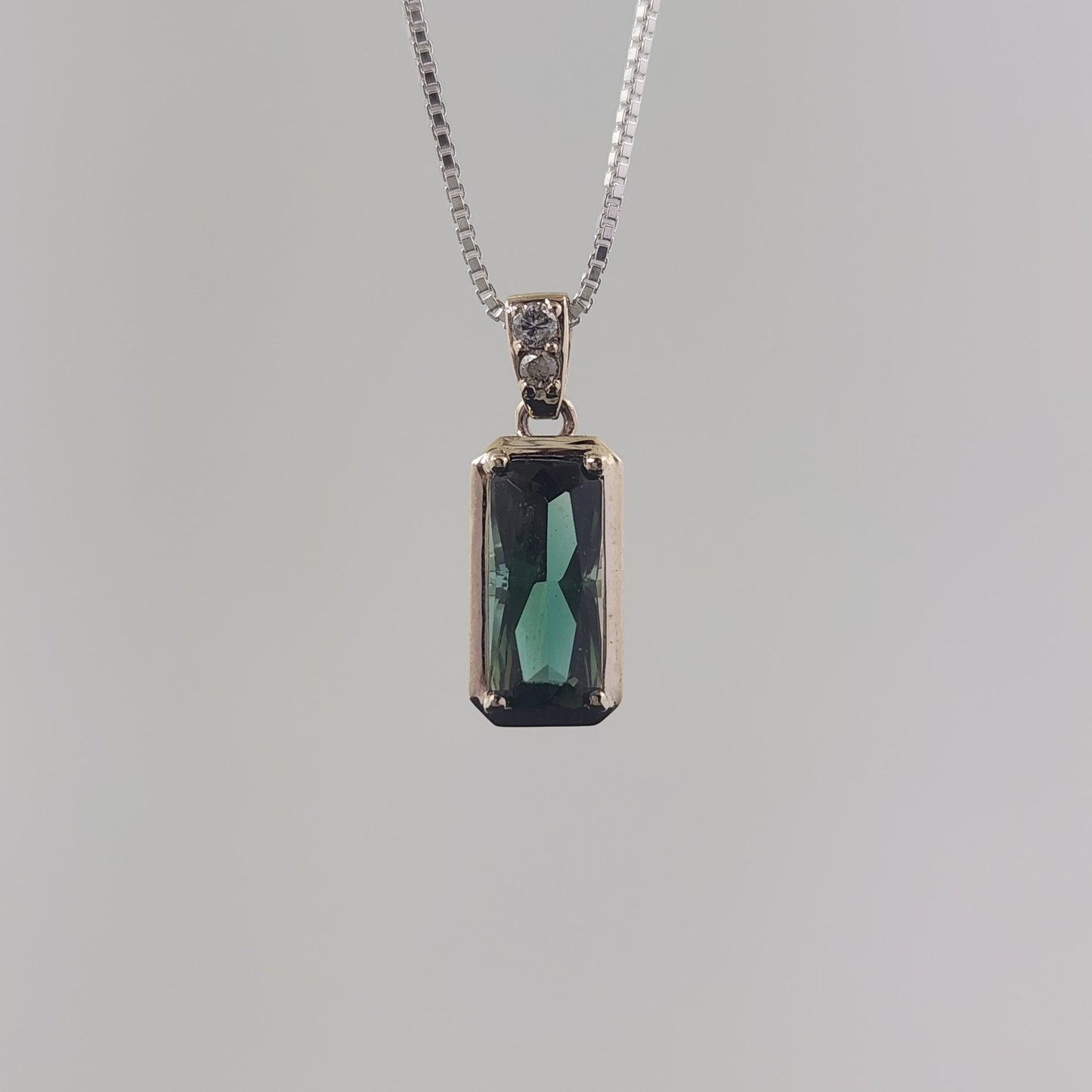 Oregon Sunstone Pendant set in 14 kt white Gold