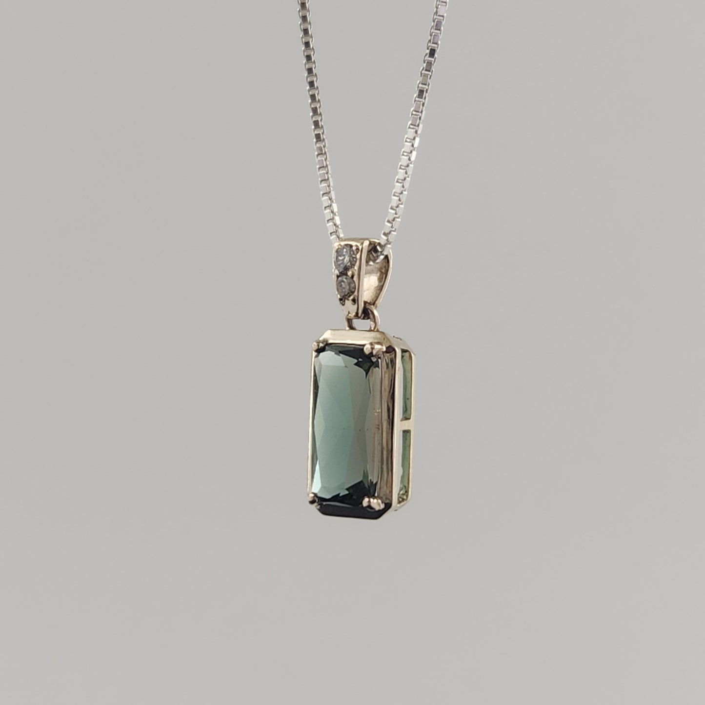Oregon Sunstone Pendant set in 14 kt white Gold