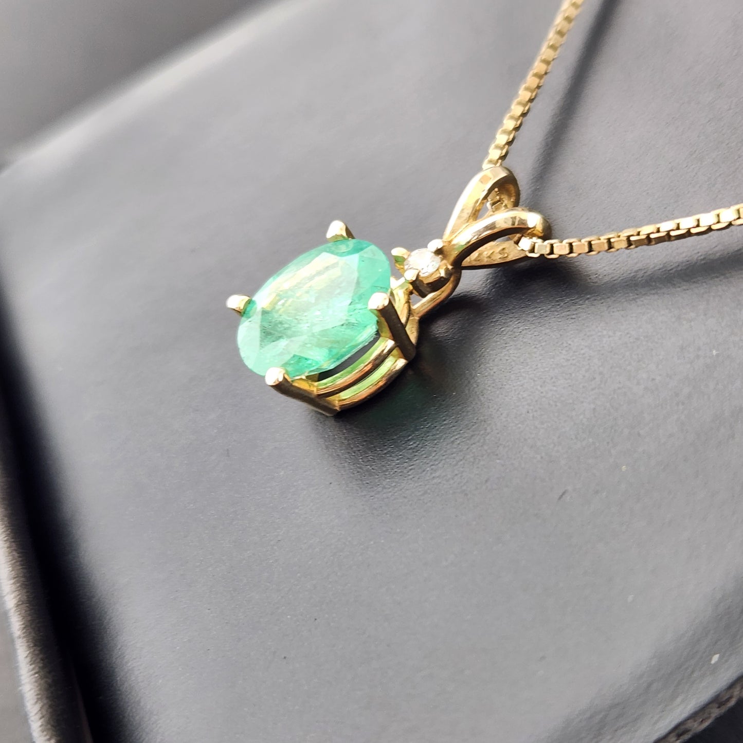 1.60 ct Emerald set in 14k yellow gold Pendant